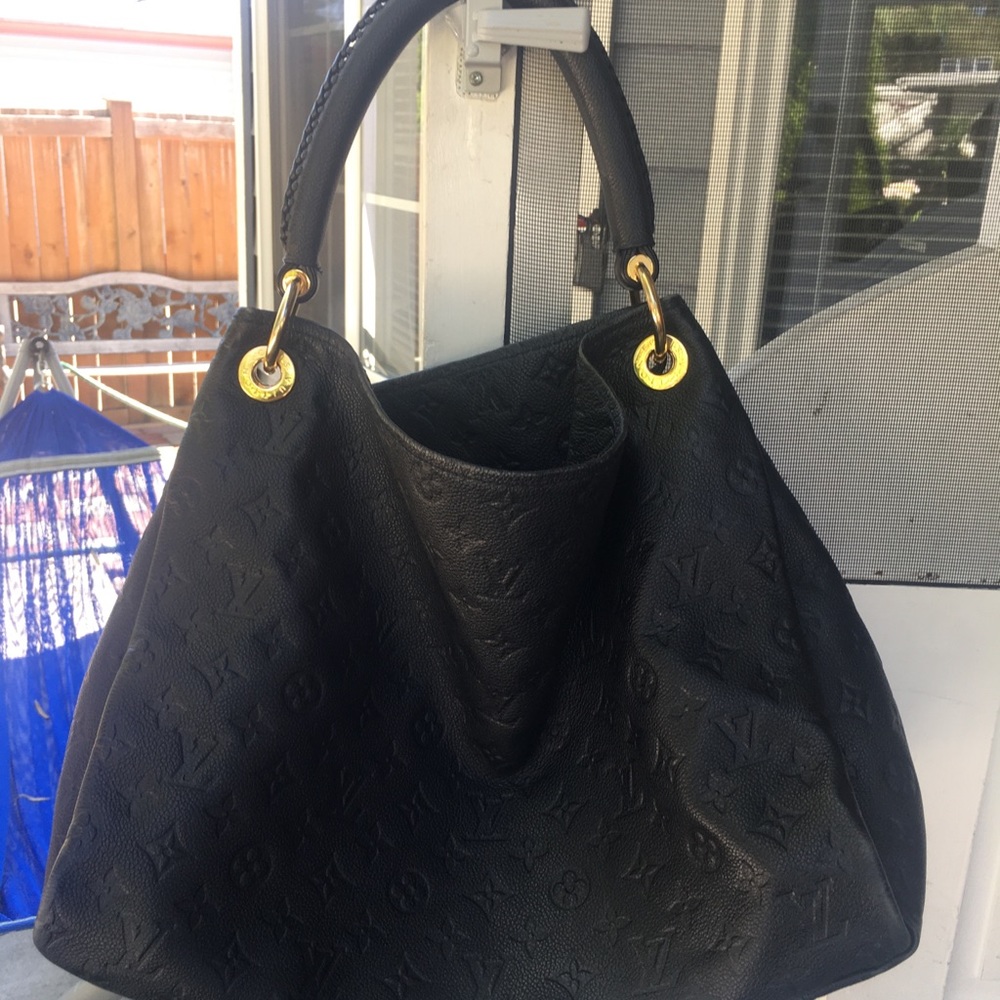 Authentic Artsy MM bag .